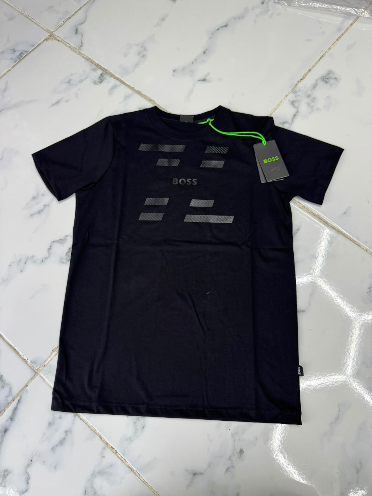 boss negra con letras matte pequeñas